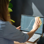 ¿Limpias bien la pantalla de tu PC o laptop? Los errores que pueden dañarla para siempre